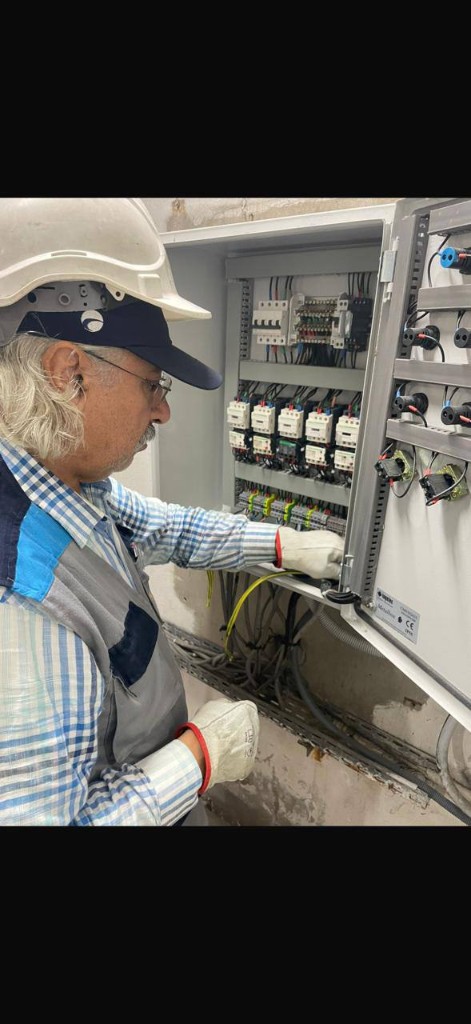 Technicien FRIGIMAR au travail sur un tableau électrique