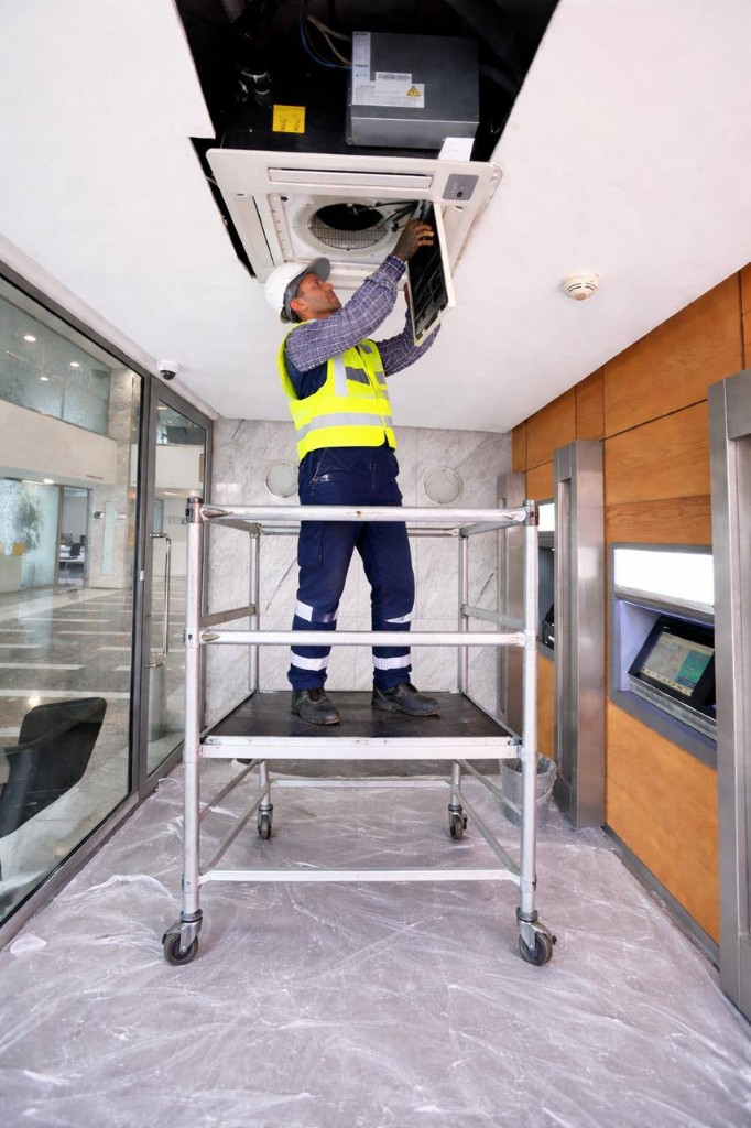 Maintenance sur climatiseur cassette en plafond