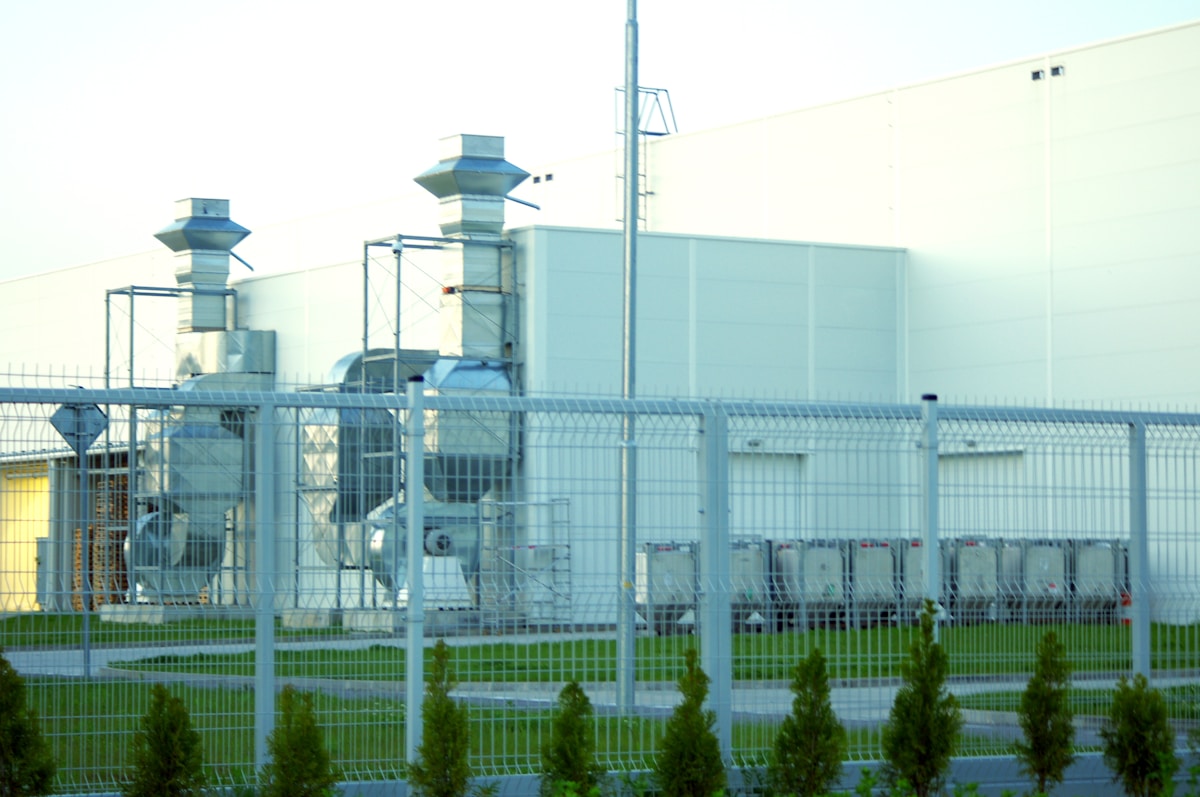 Groupe de ventilation sur façade de bâtiment technique