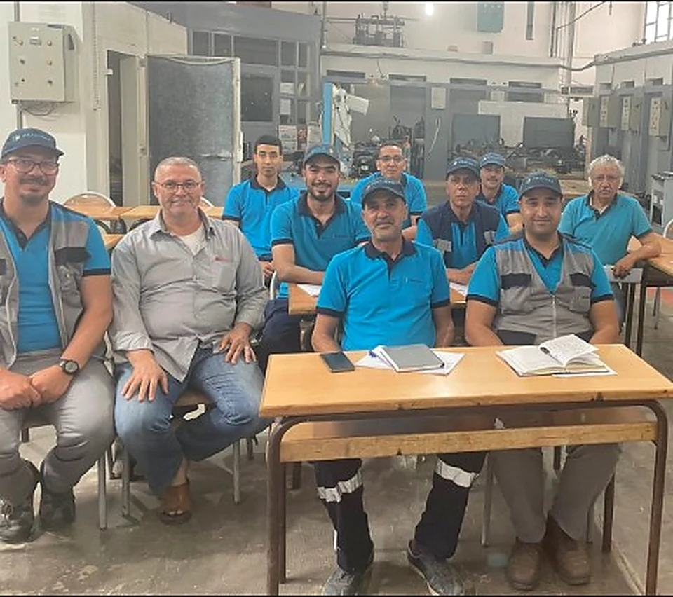 Équipe FRIGIMAR en formation et atelier technique, tenues professionnelles et savoir-faire climatisation